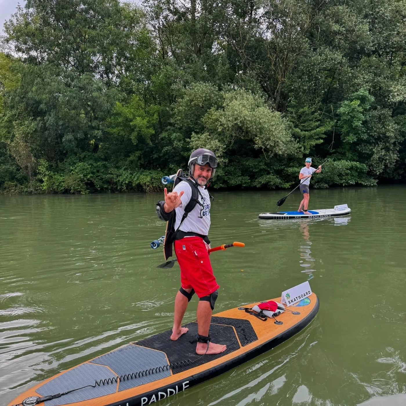 Enfant souriant en paddle sur la Marne